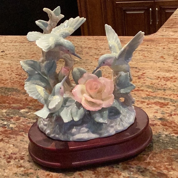 Porcelain birds and flower music box - Picture 1 of 5